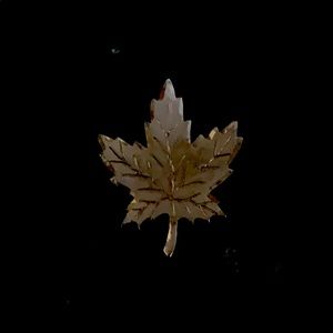 Maple leaf pendant/brooch